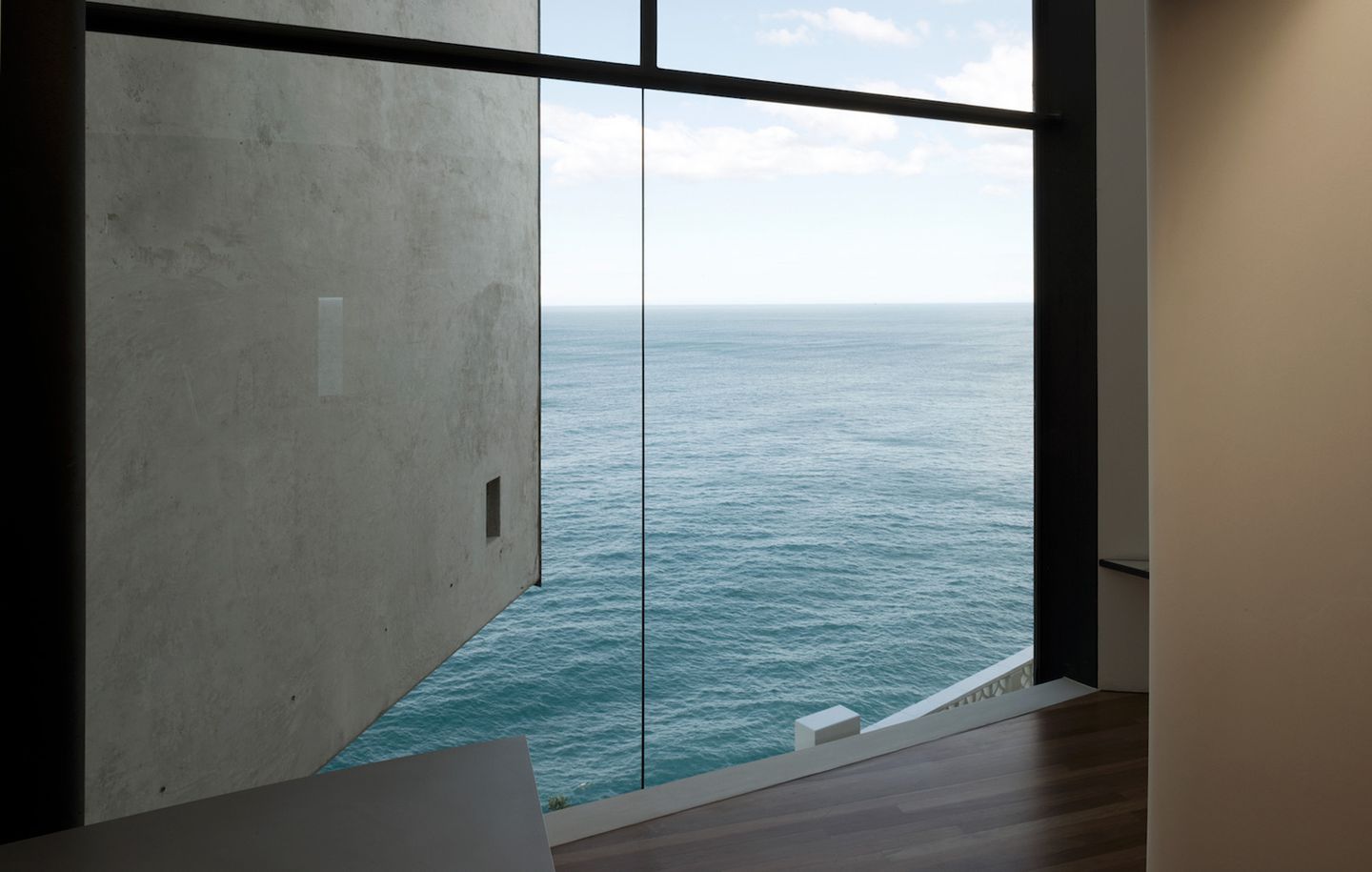 Holman House  View of ocean and horizon through frameless glass at cliff front house at Dover Heights Sydney designed by Durbach Block Jaggers Architects