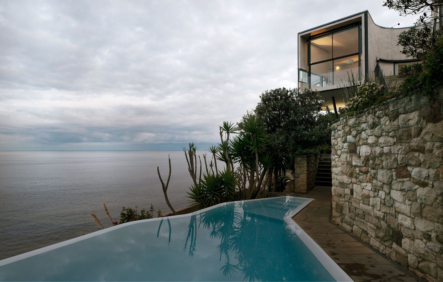 View of infinity pool above a cliff looking out to the ocean at cliff house at Dover Heights Sydney designed by Durbach Block Jaggers Architects